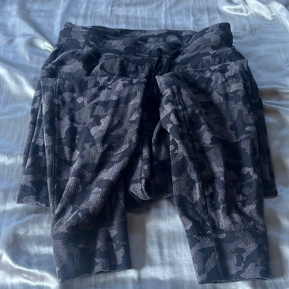Lululemon camo print joggers